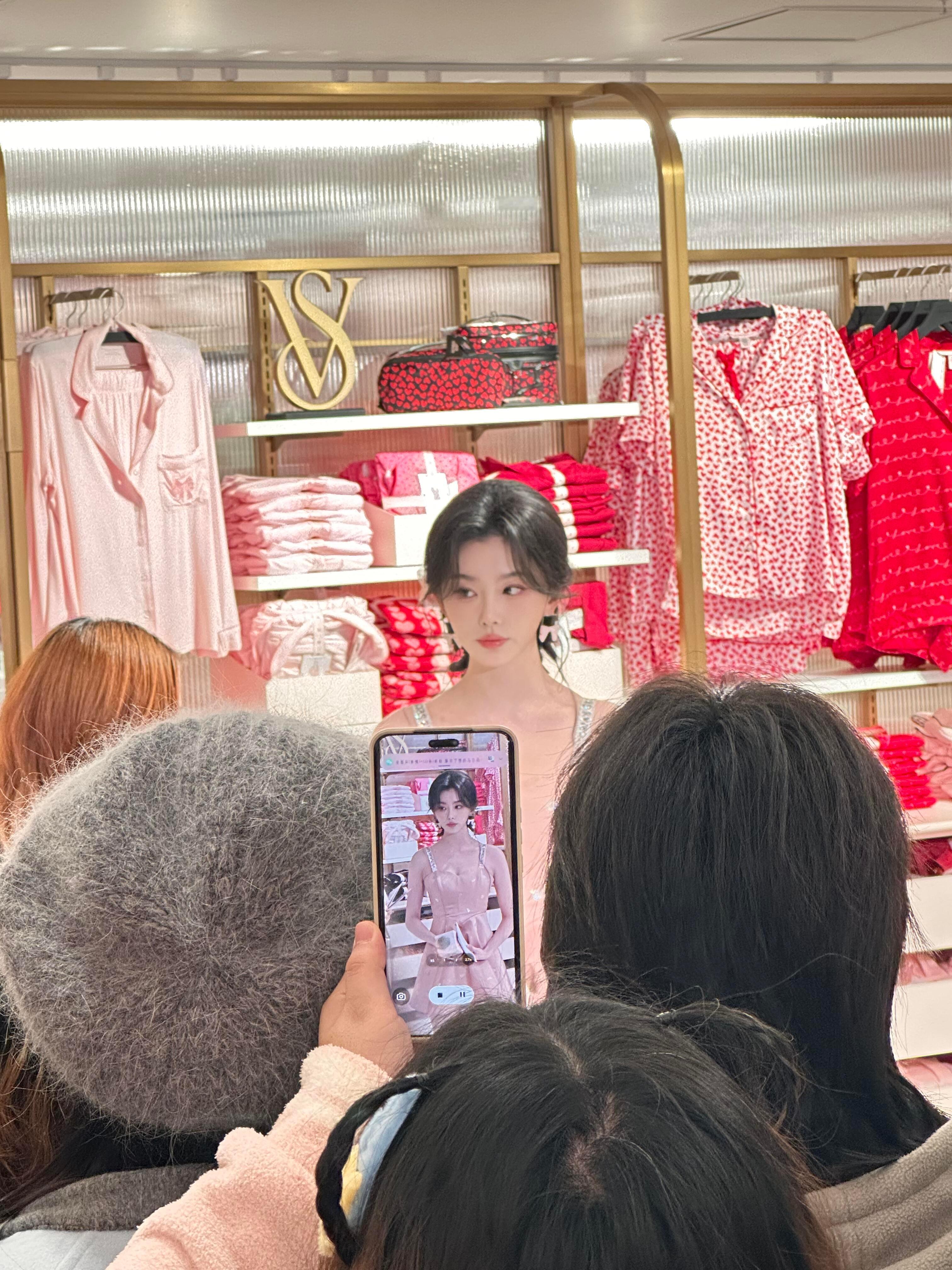 孔雪儿维密一日店长简直是人间芭比 