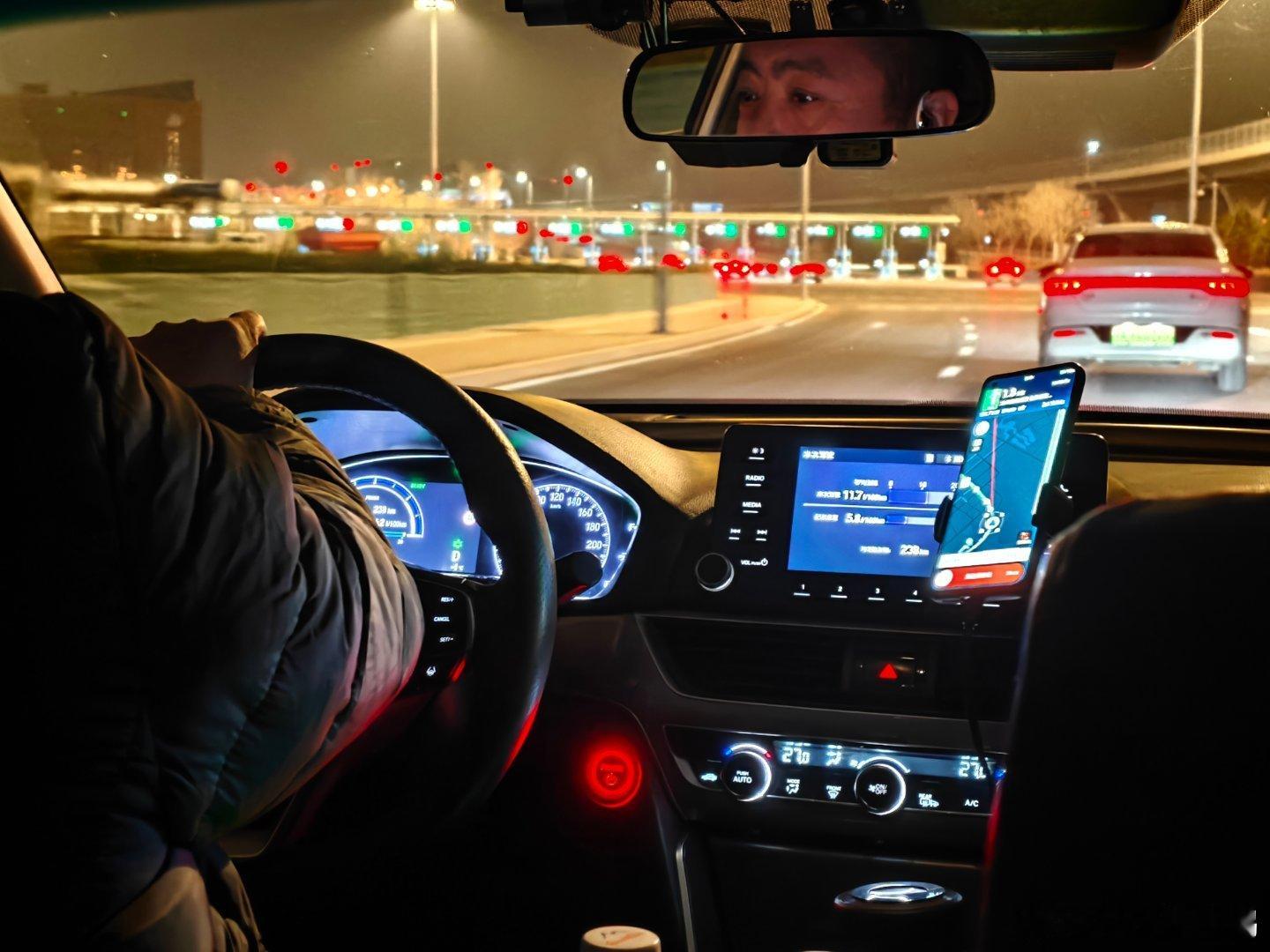 北京的网约车师傅说，这几天下雪但不让撒融雪剂，路上撞车事故多了很多……我南方孩纸