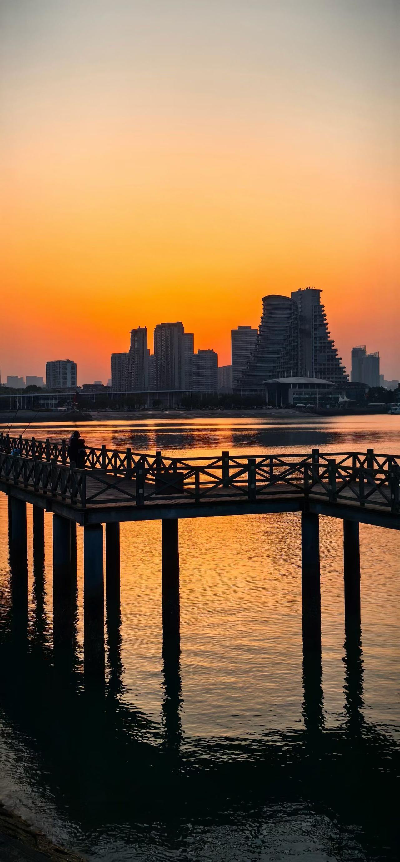地有南北之别，余晖同此一色。夕阳无限好，只是近黄昏。停下匆忙的脚步，欣赏沿途的风
