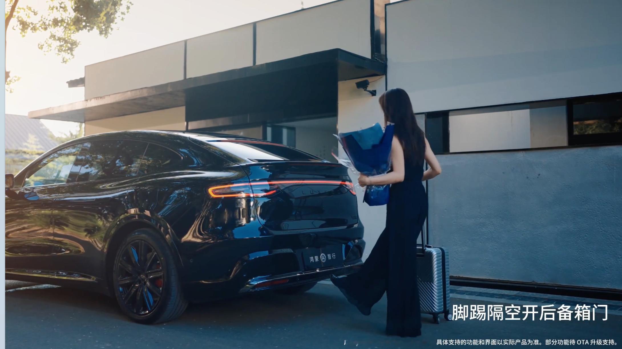 智界新款的R7和S7新增智感停车，进入停车场后主动推送停车卡片，离场还可以在中控