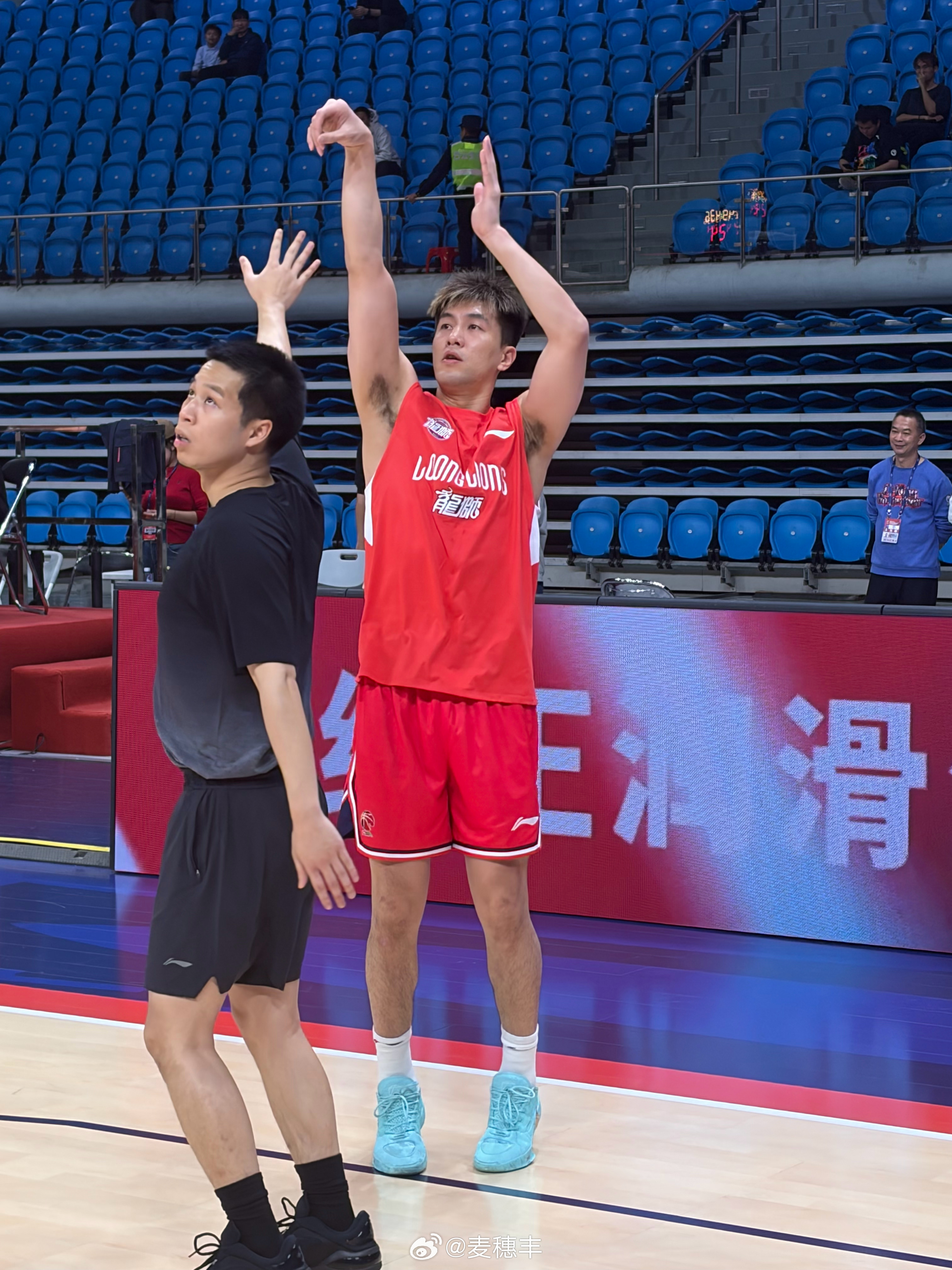 今日份赛前热身郭艾伦。龙狮男篮vs山东男篮郭艾伦 广州·广州体育馆