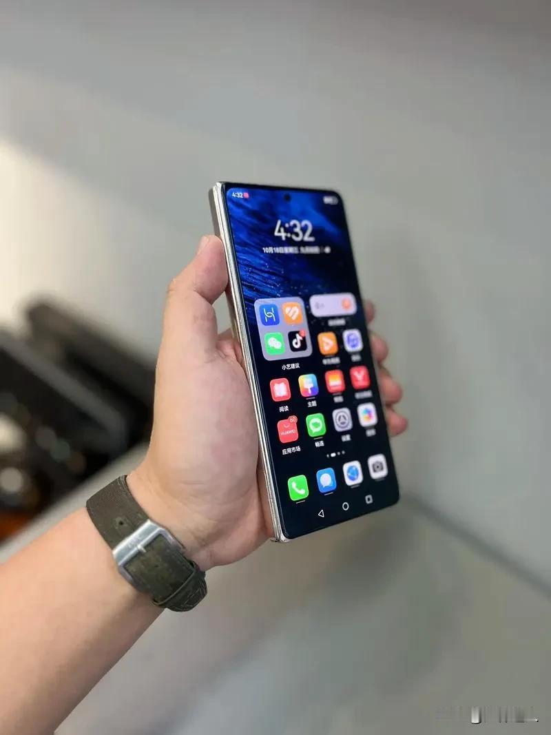 华为三折叠手机与苹果16，你会买哪种呢？