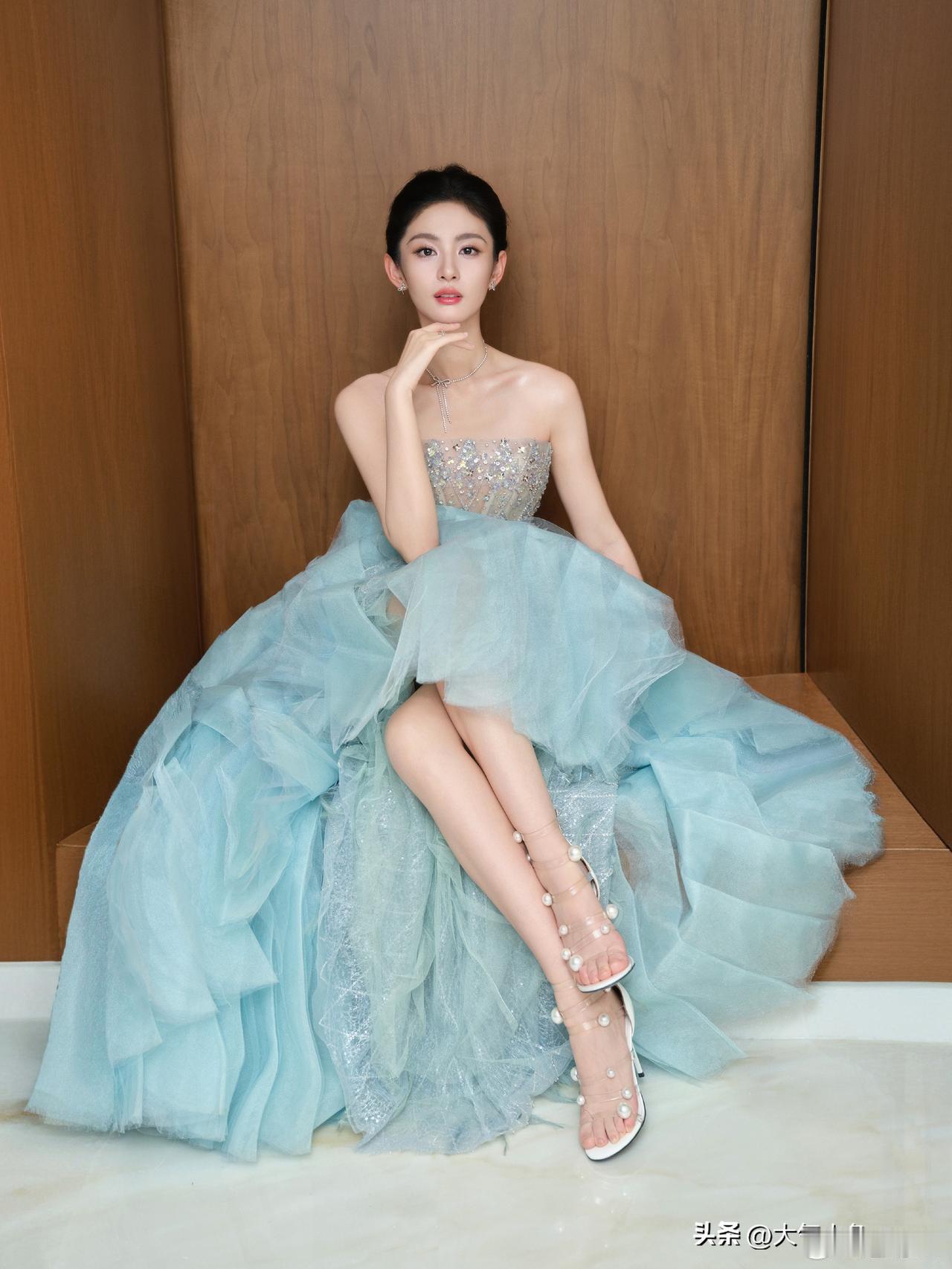 赵晴这身蓝礼服选得不错，妆容也不错！
冰蓝色特别衬她肤色，显得整个人白到发光✨。