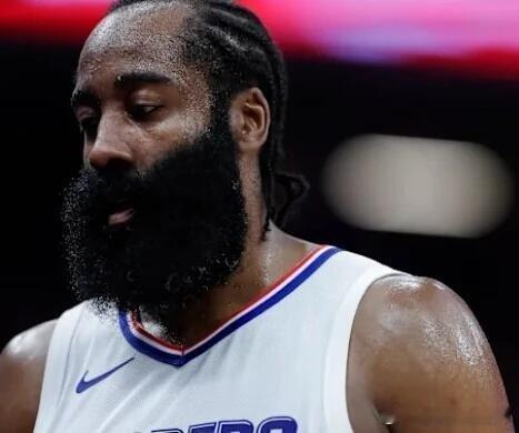 早起看球的球迷心态崩了！哈登全场正负值-39，直接刷新生涯最差纪录😭 