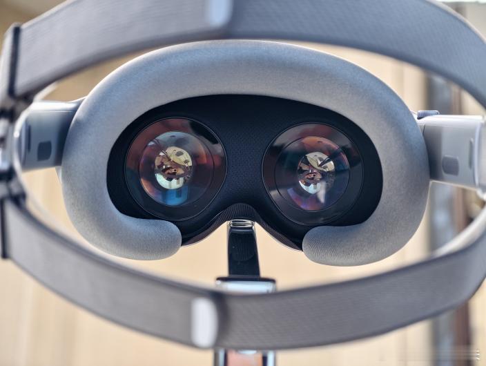 vivo Vision探索版整体是银色的金属风格，质感很像我们常见的手机边框金属