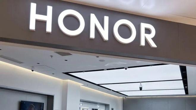 美国拉斯维加斯CES2026展会上，一台会“动”的中国造手机惊艳全场——荣耀RO