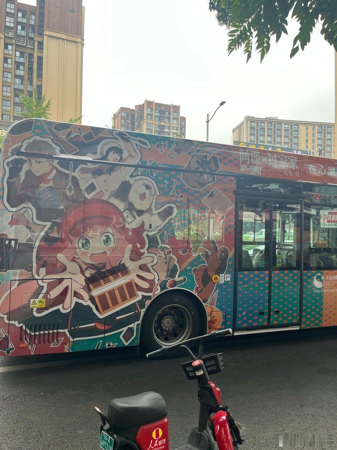 阿狸痛车痛了个大巴车这波操作，痛并快乐车！羞耻感拉满，但阿狸老粉的DNA它动了啊