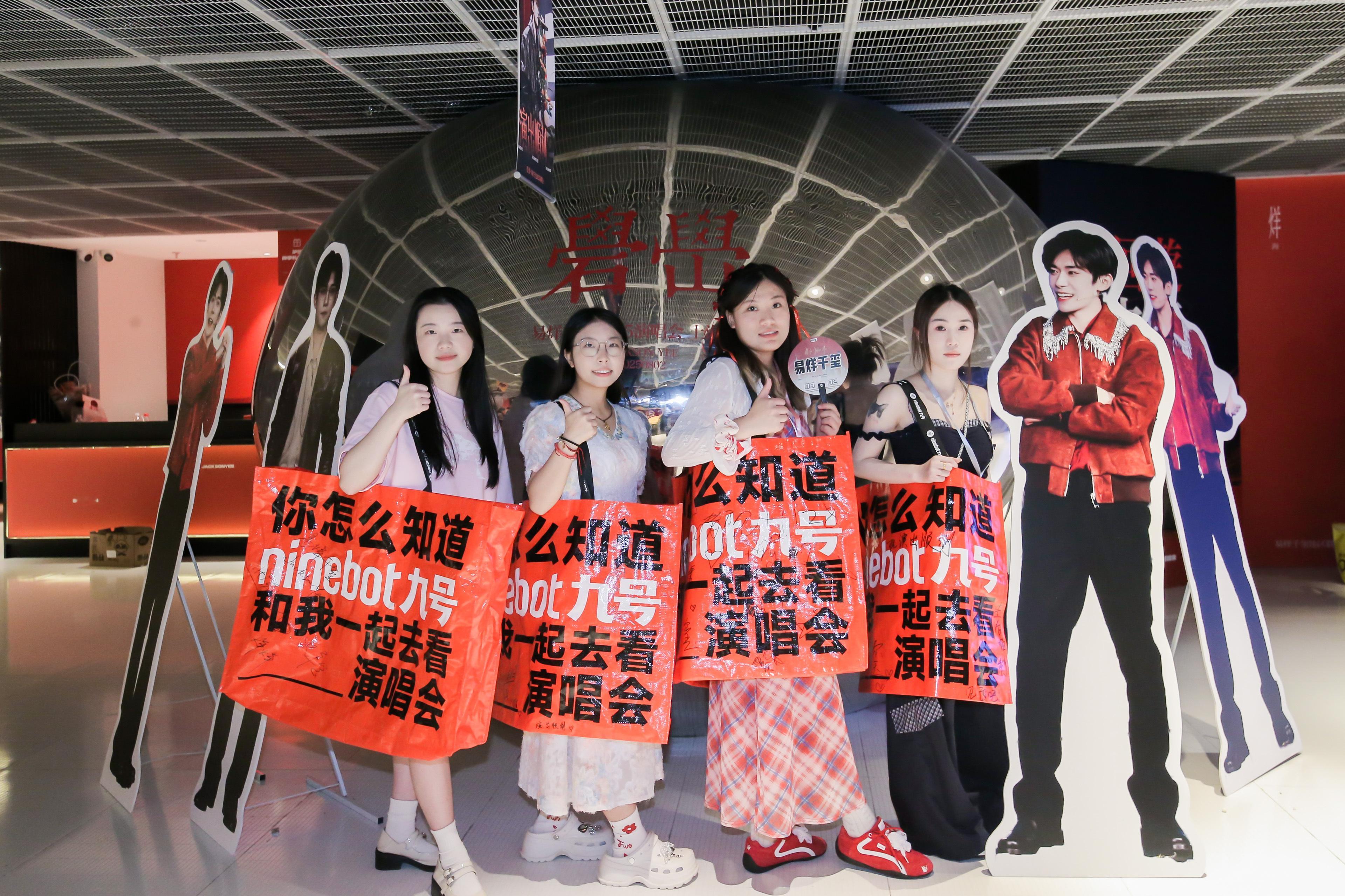 光影交织，声动心弦。易烊千玺演唱会现场，一场关于热爱与共鸣的艺术盛宴正在上演。目