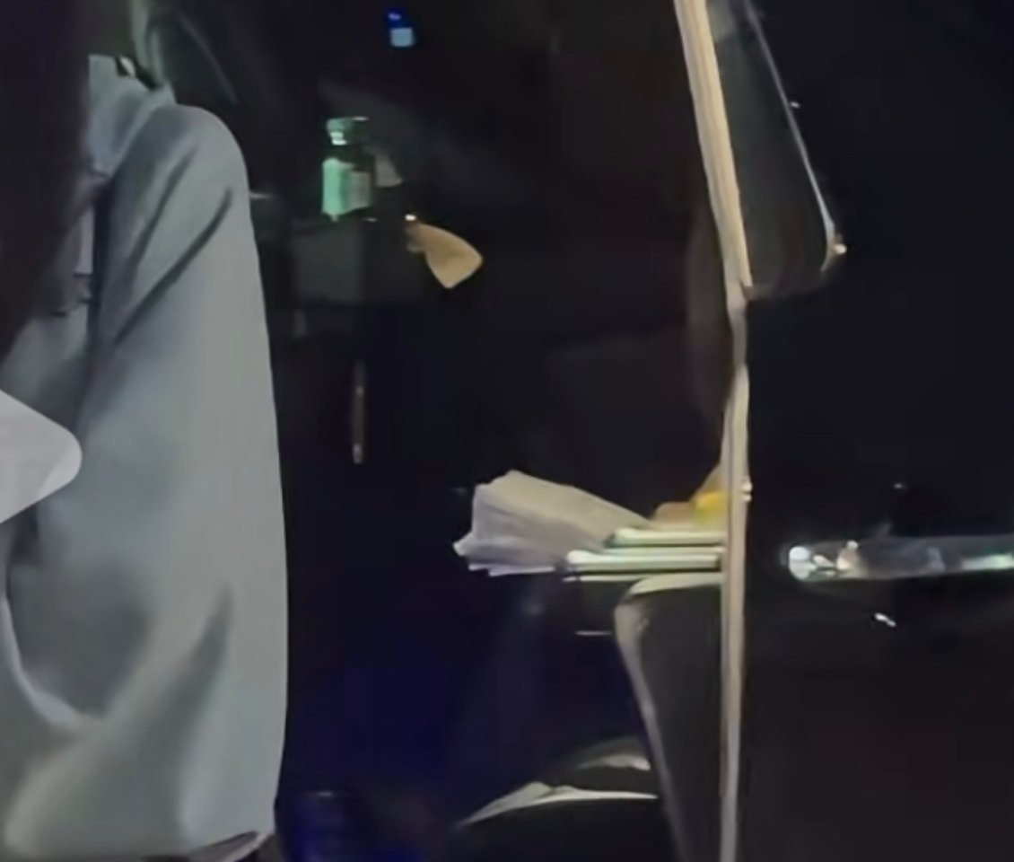 手里拿的是剧本吗 好好挑知道不！ 