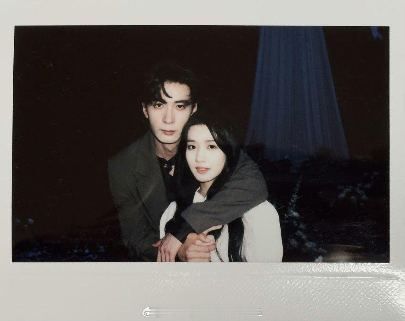 卢昱晓代旭封面这样的掀桌名场面，在内娱也是头一次见吧！卢昱晓、代旭在电视剧《轧戏