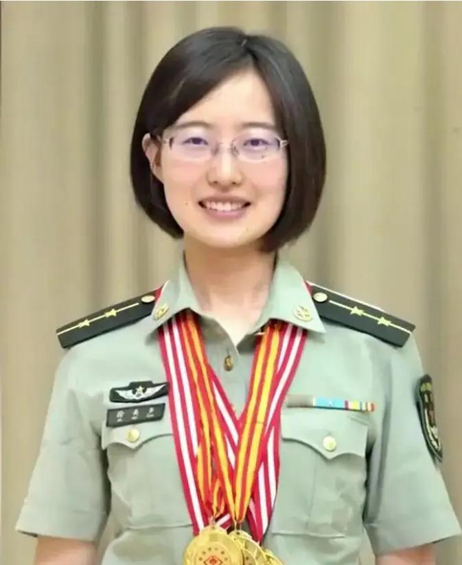 全军少有！11岁女孩特招入伍！7立军功破格提干成军官！现已晋升上尉！

11岁就