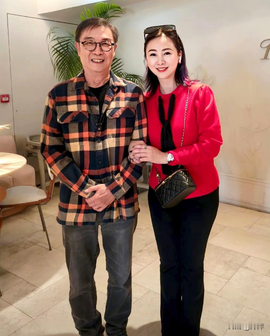 翁虹身边帅哥在很多影视作品里见过，可就是说不出他的名字来。