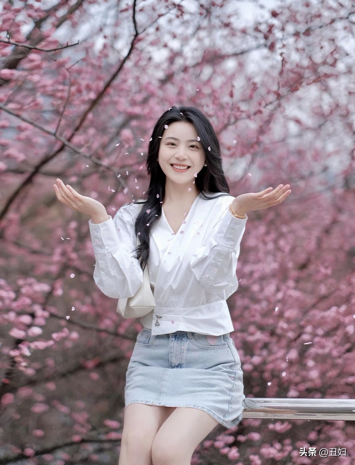 花絮过敏症状还挺多样，除了眼睛问题，还可能鼻痒、流清鼻涕、打喷嚏，喉咙也会不舒服