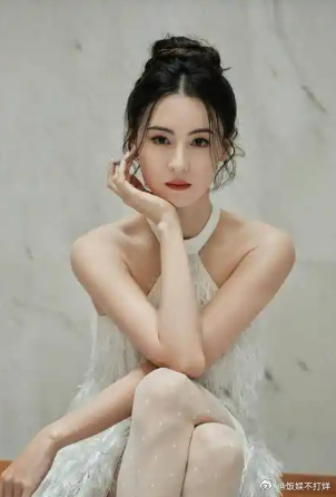 你们发现没 现在的张柏芝跟以前完全是两种风格 以前出来都是时装长裙 近日她都是休