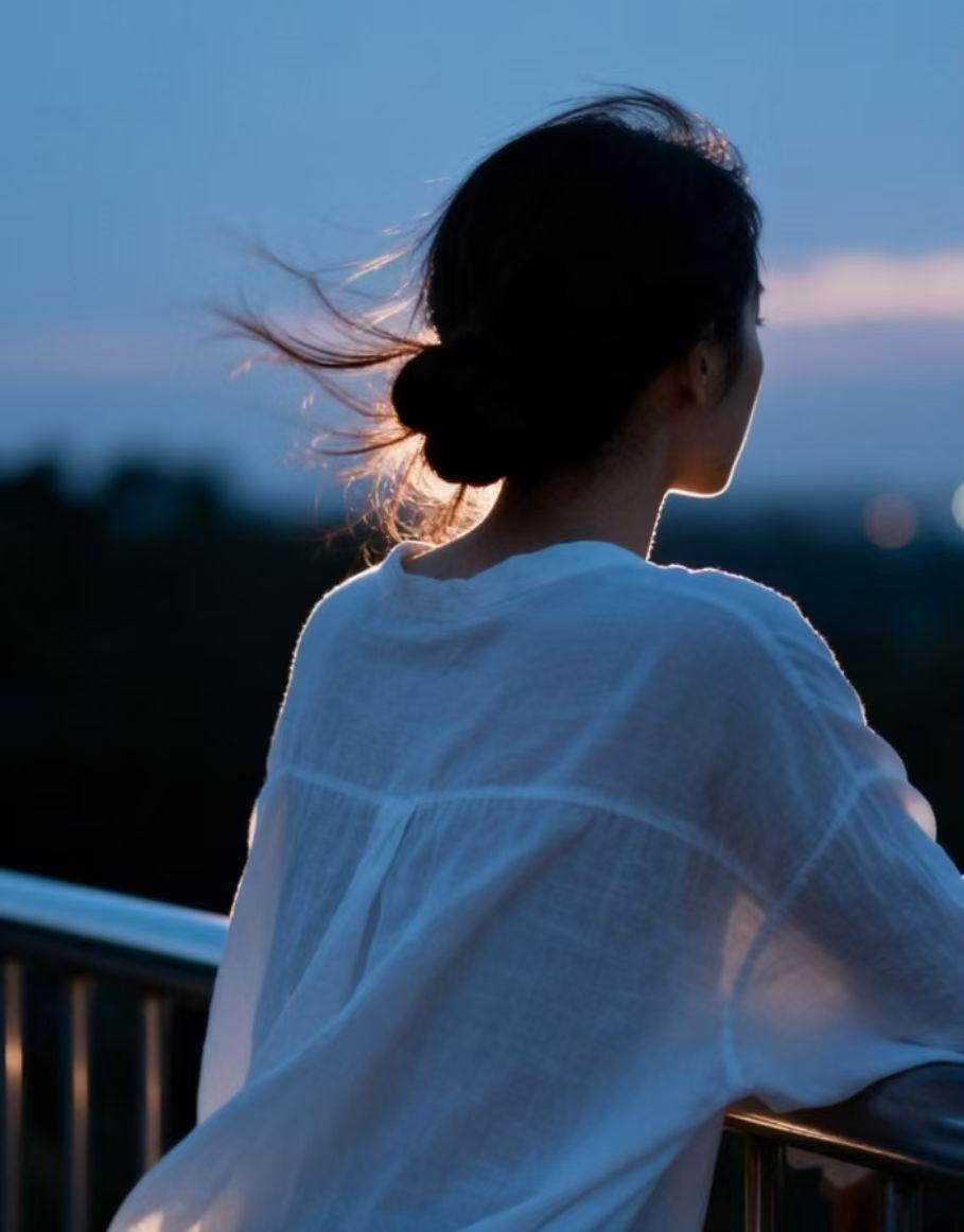 婚姻里最绝望的，
不是离婚。
而是这样

有些婚姻，
人前完好，
人后已冷。

