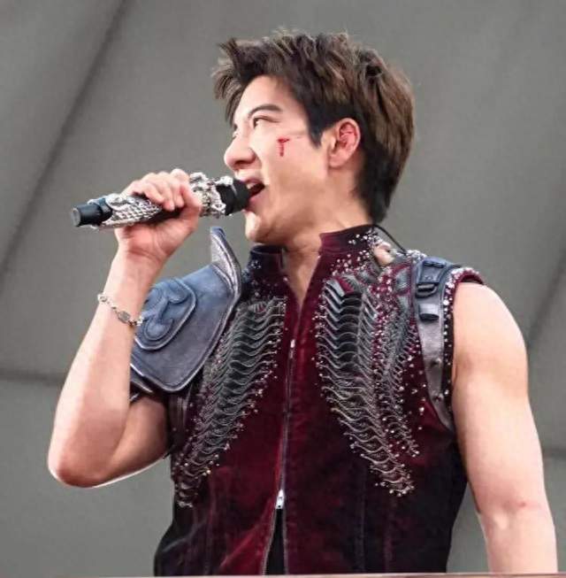 王力宏风波尘埃落定，他登台开巡演，李靓蕾陪孩子慢慢生活