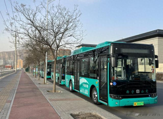 西宁街头突然冒出好多崭新公交车，坐着真稳当！

今早等8路车，发现来了辆崭新的“