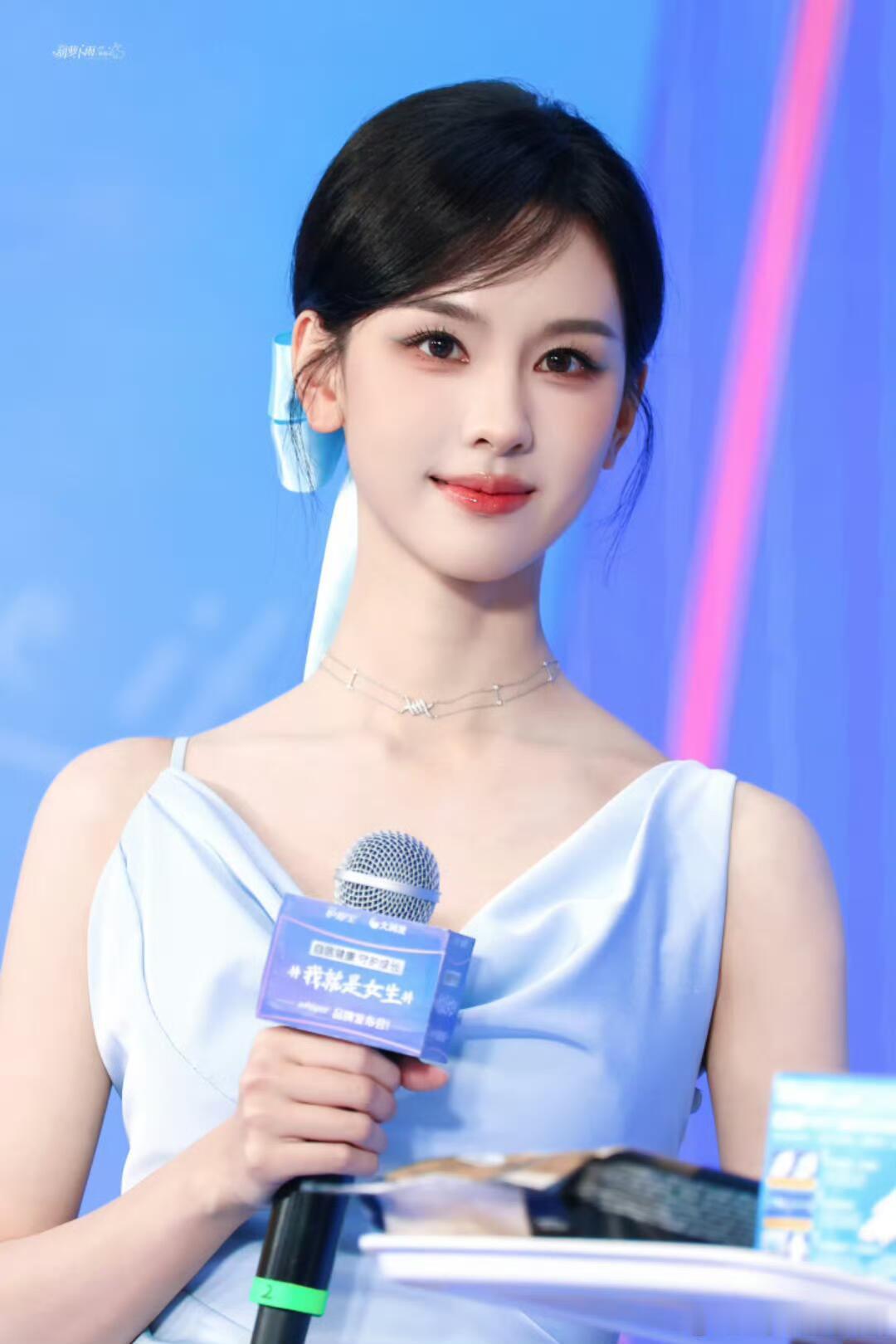 陈都灵去年的造型简直神来的，每次都会出圈，好多套都让人印象非常深刻谁懂陈都灵演起