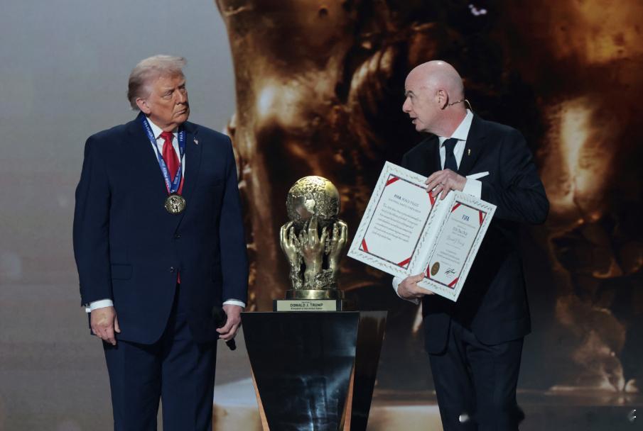 据《泰晤士》报道，白宫曾向国际足联要求，颁给特朗普的和平奖奖杯与世界杯奖杯一样大