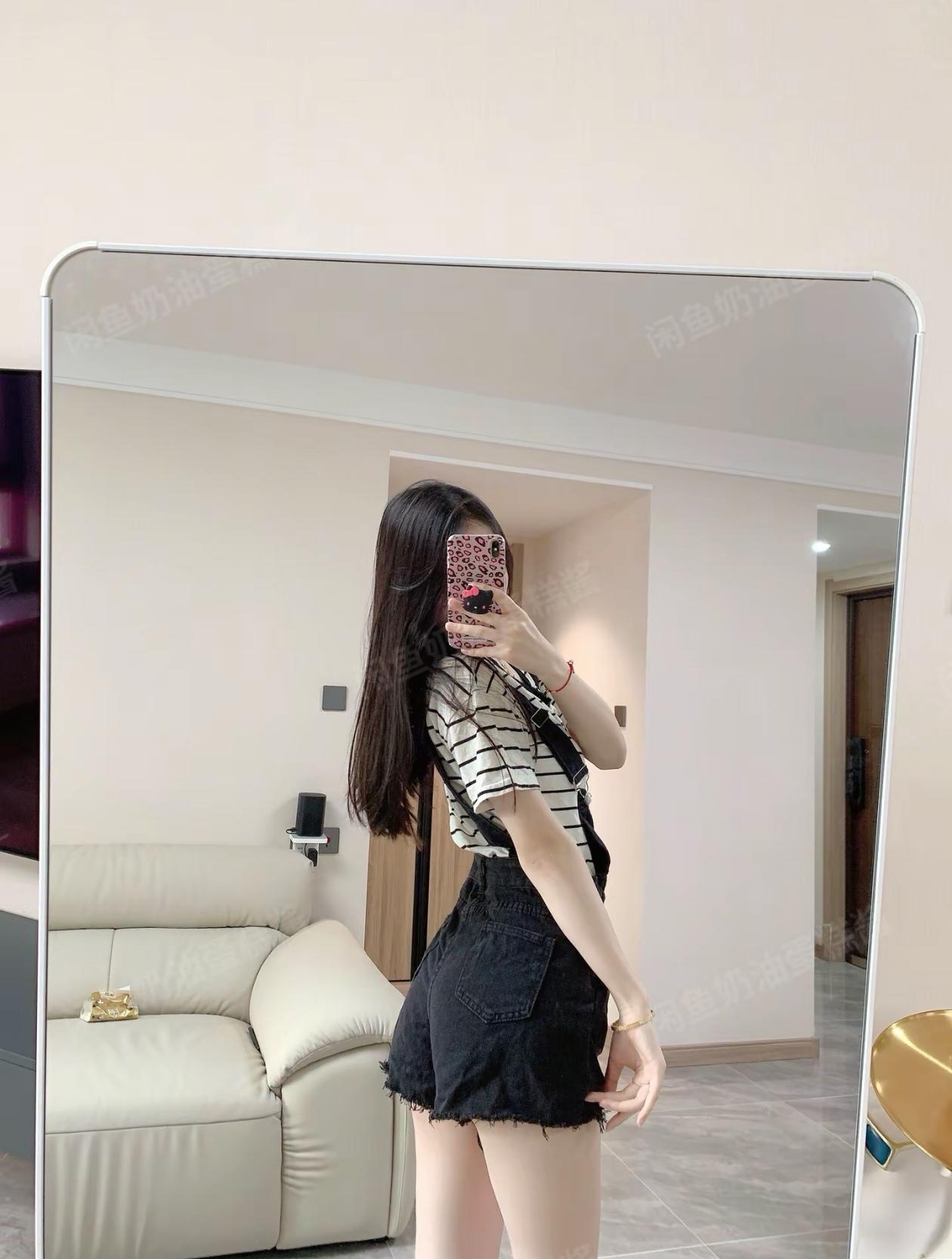 夏日穿搭指南：黑白条纹T恤+牛仔短裤，轻松自在！🌞👗👖