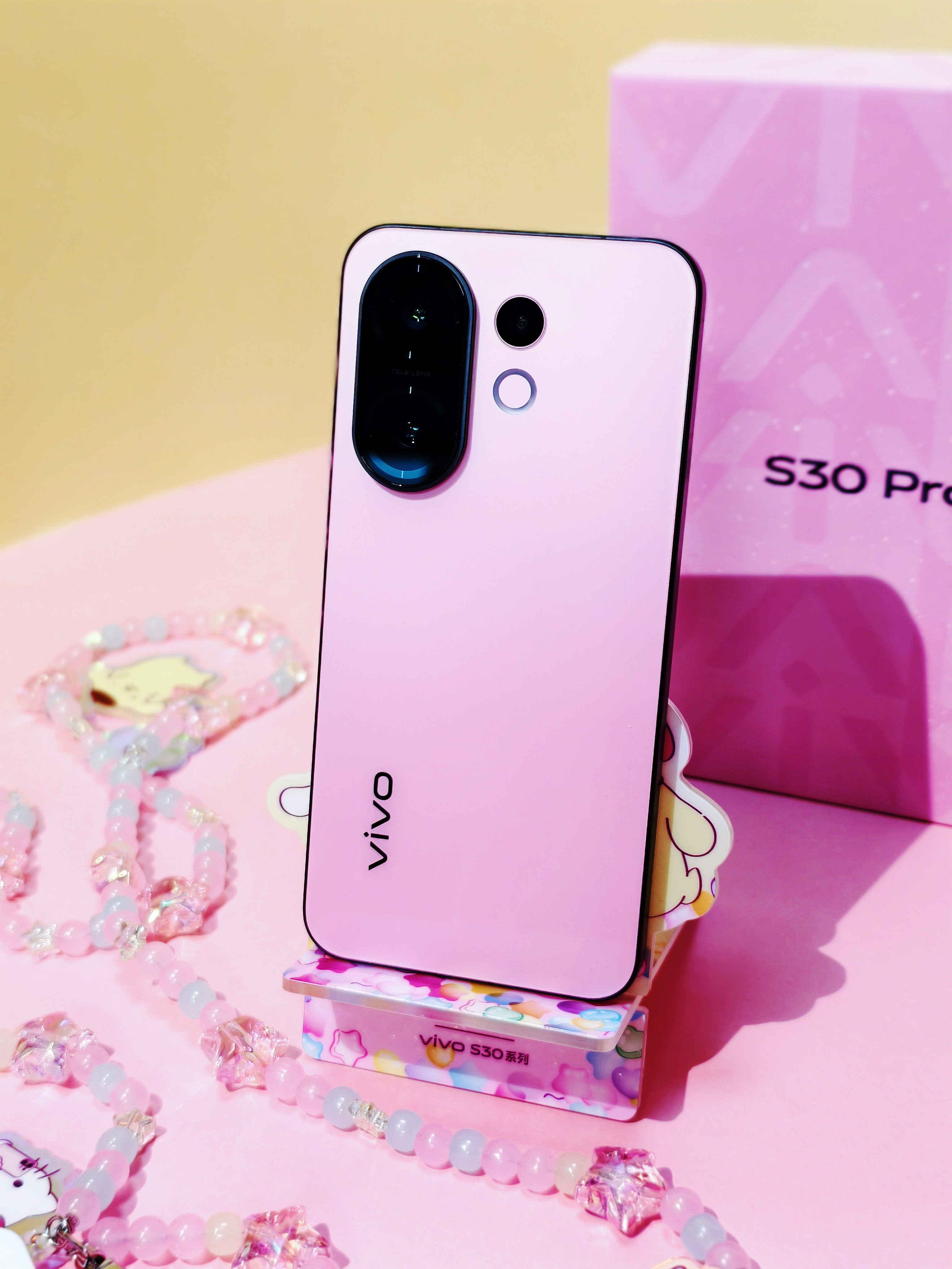 这两天收到了一个礼盒！里面有个vivo S30 Pro mini而且还是联名版！