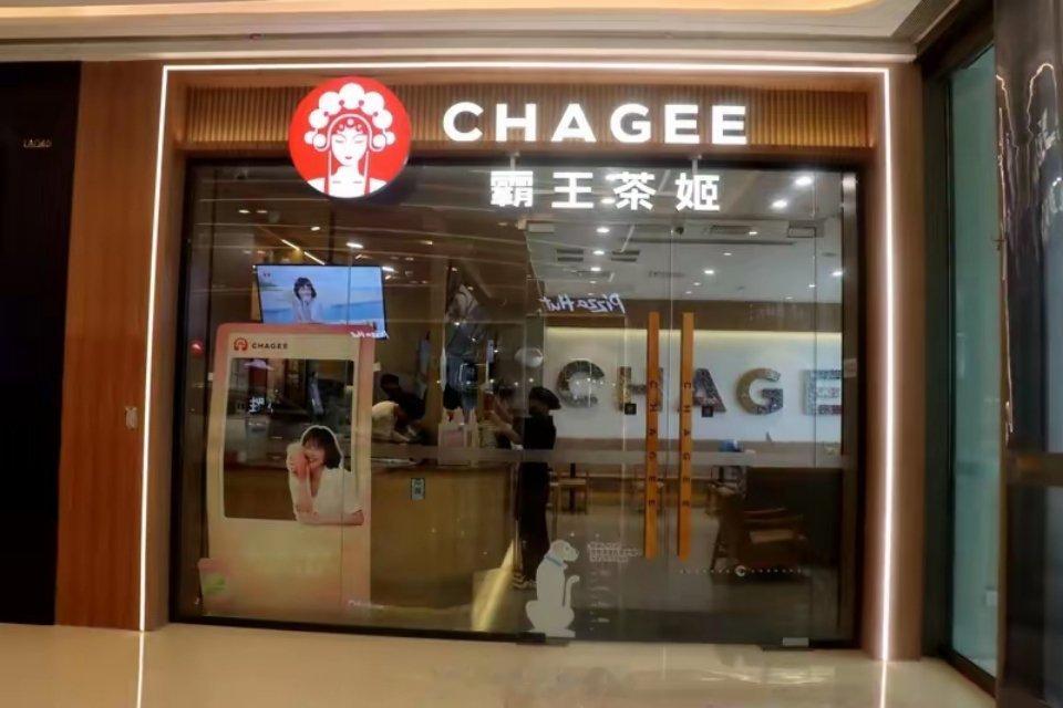 台湾人疯狂批发霸王茶姬回家托运、手提、保鲜膜封口！台湾人“批发式”带霸王茶姬回家