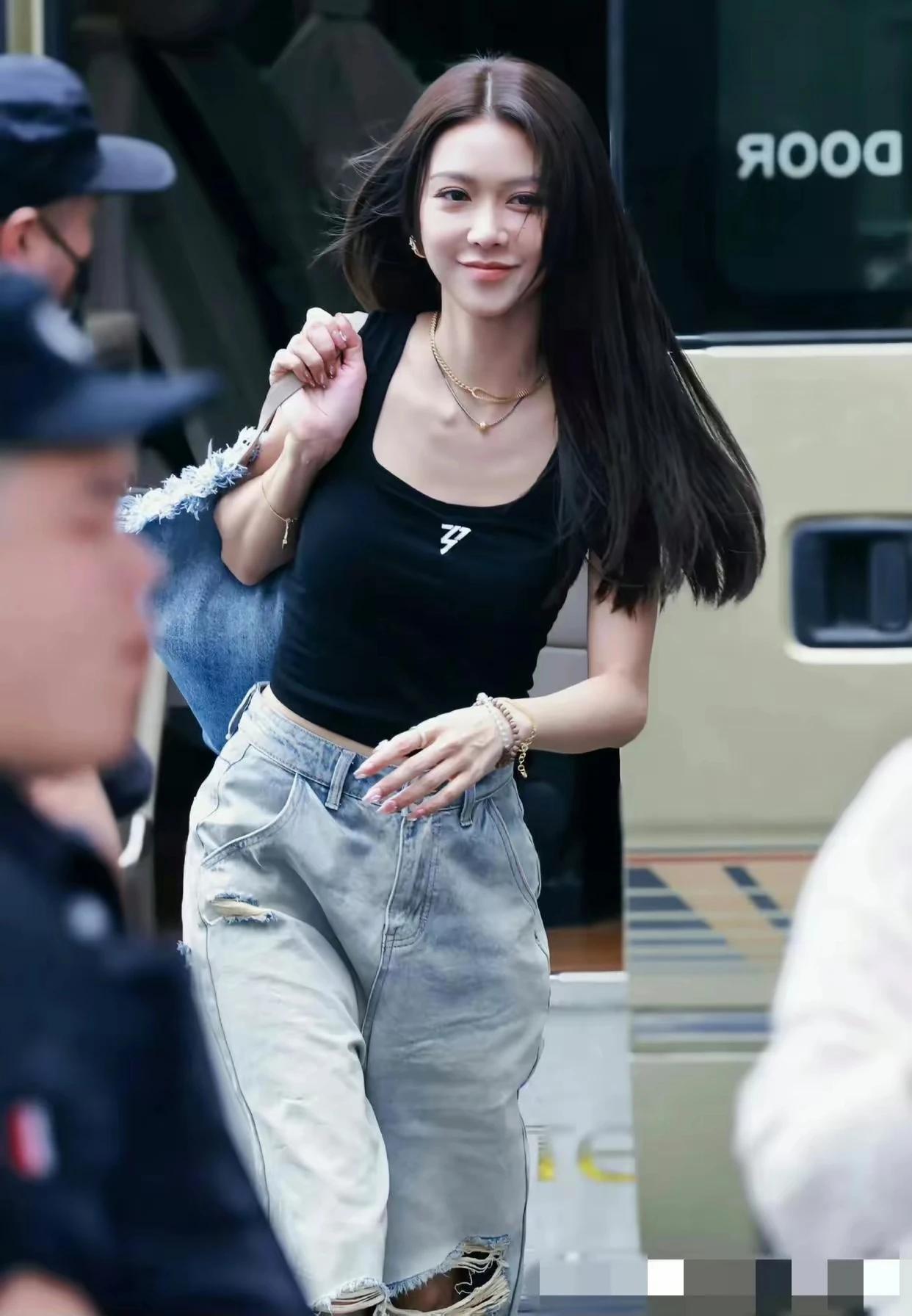这是42岁的薛凯琪，比20岁的少女还少女[泣不成声]
所以女人不生孩子，挣的钱，