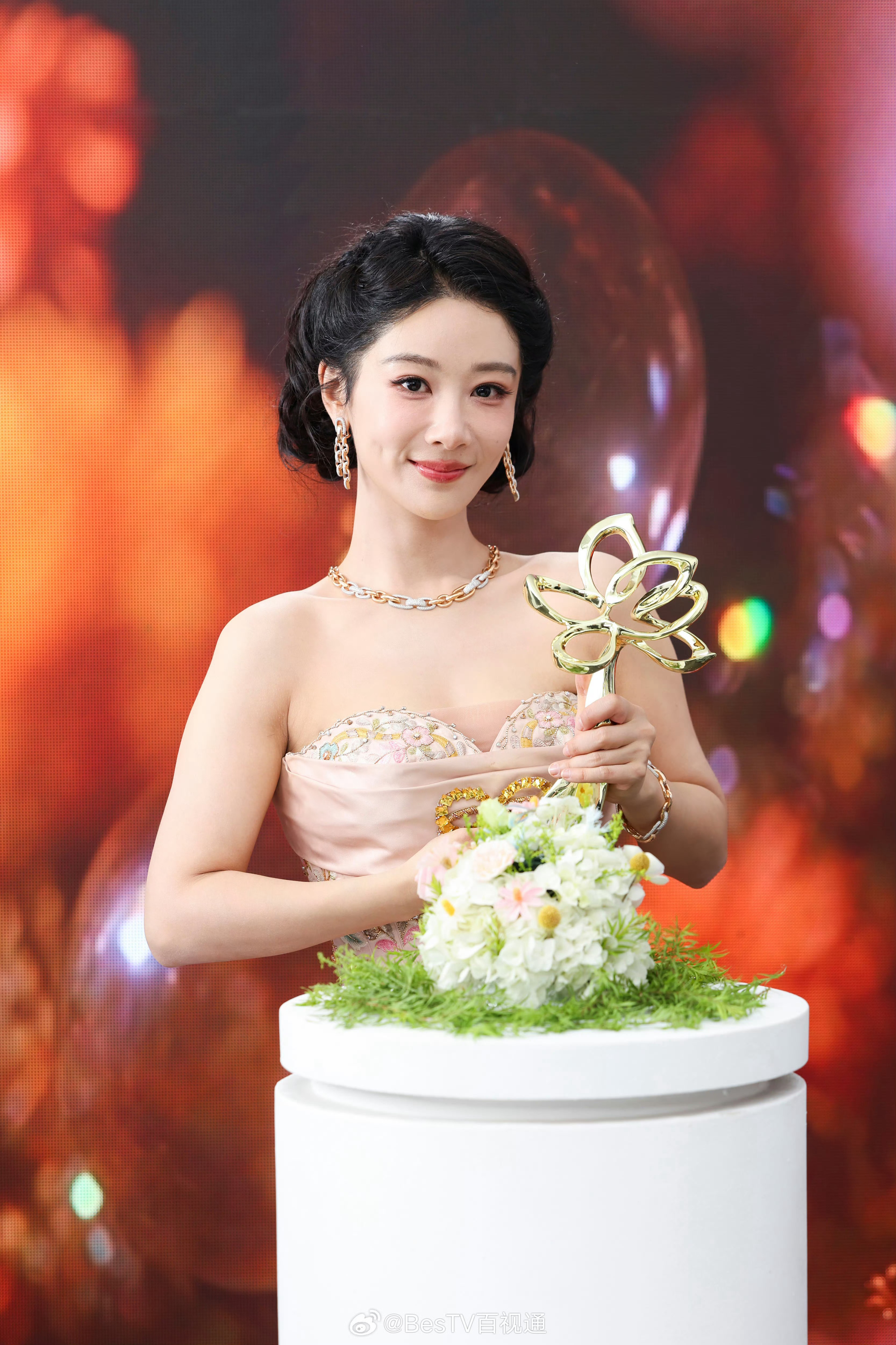 杨紫  💜白玉兰最佳女主杨紫 为庆祝🎉杨紫获得白玉兰最佳女主角 今天网宣的奖