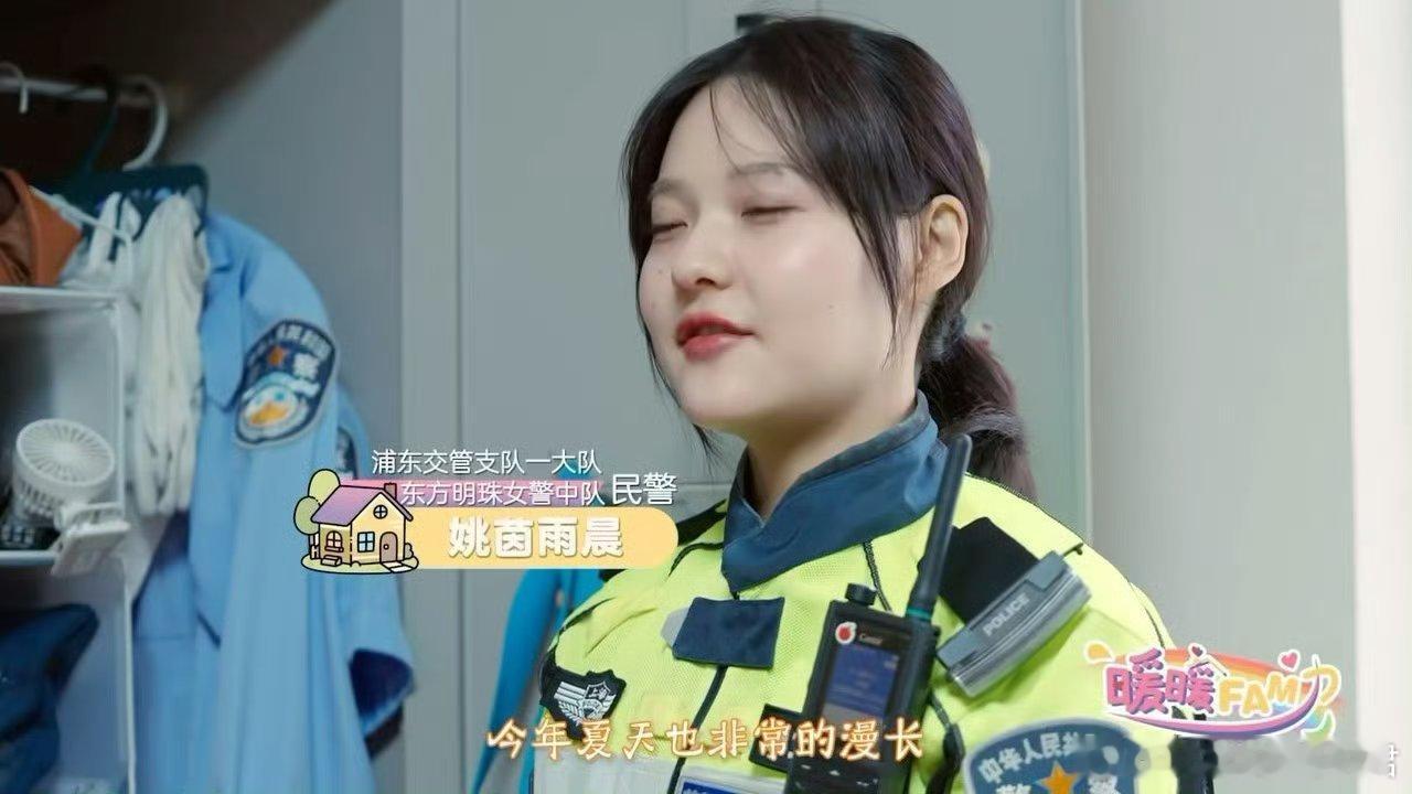 陆家嘴女警中队飒我一脸 车流如织的陆家嘴，她们是穿梭其中的“温柔利刃”。女警们以