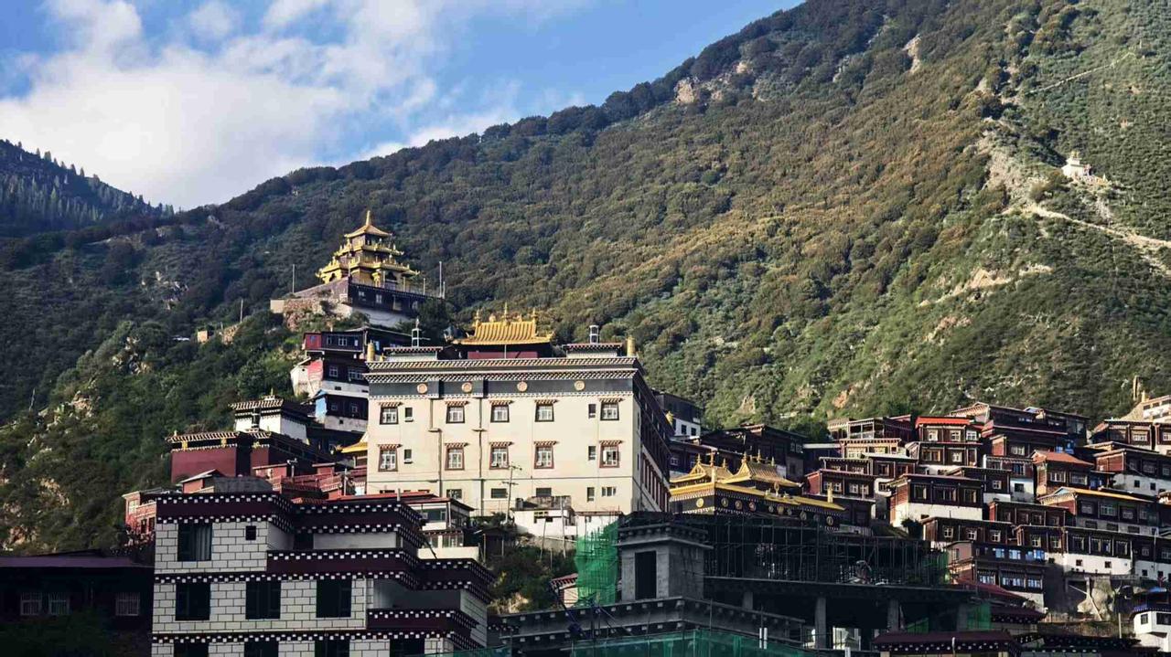 望山跑死马，此言非假！
来了白玉县无数次，从来没有去参观过大名鼎鼎的白玉寺。
藏