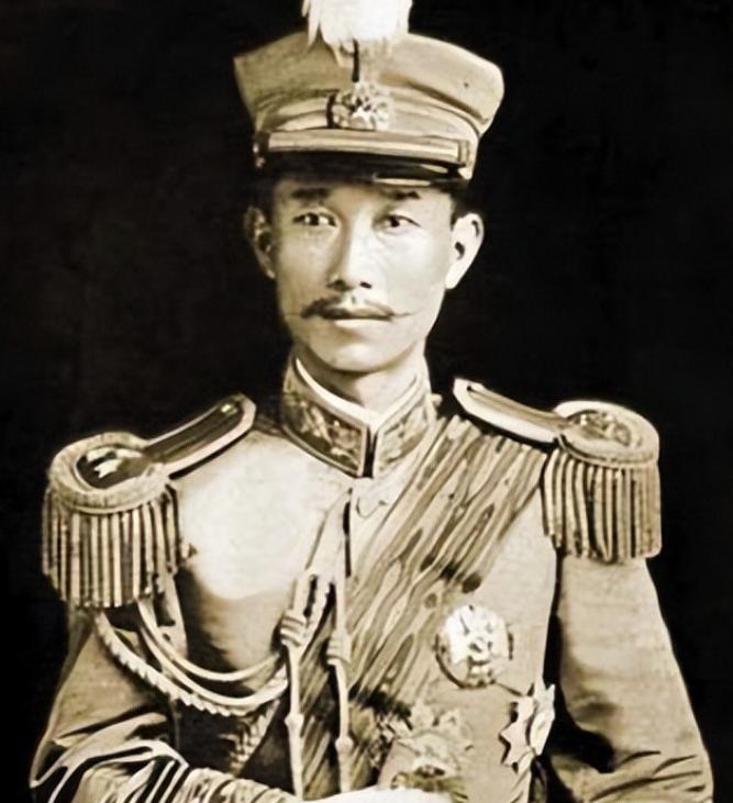 1904年，22岁的蔡锷迎娶29岁的刘长姑，怎料花轿临门，新娘誓死不嫁。蔡锷下不
