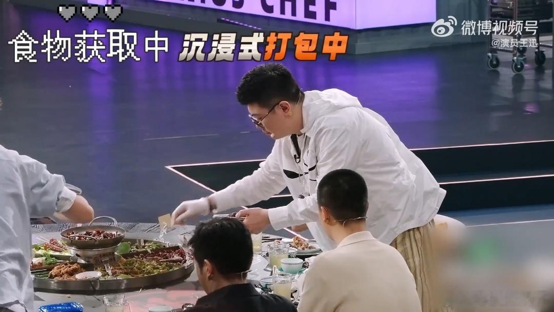 王迅吕严又争又抢吕严禁止虐待五旬老人王迅 吕严夹菜的速度逼得王迅提前站起来排队，
