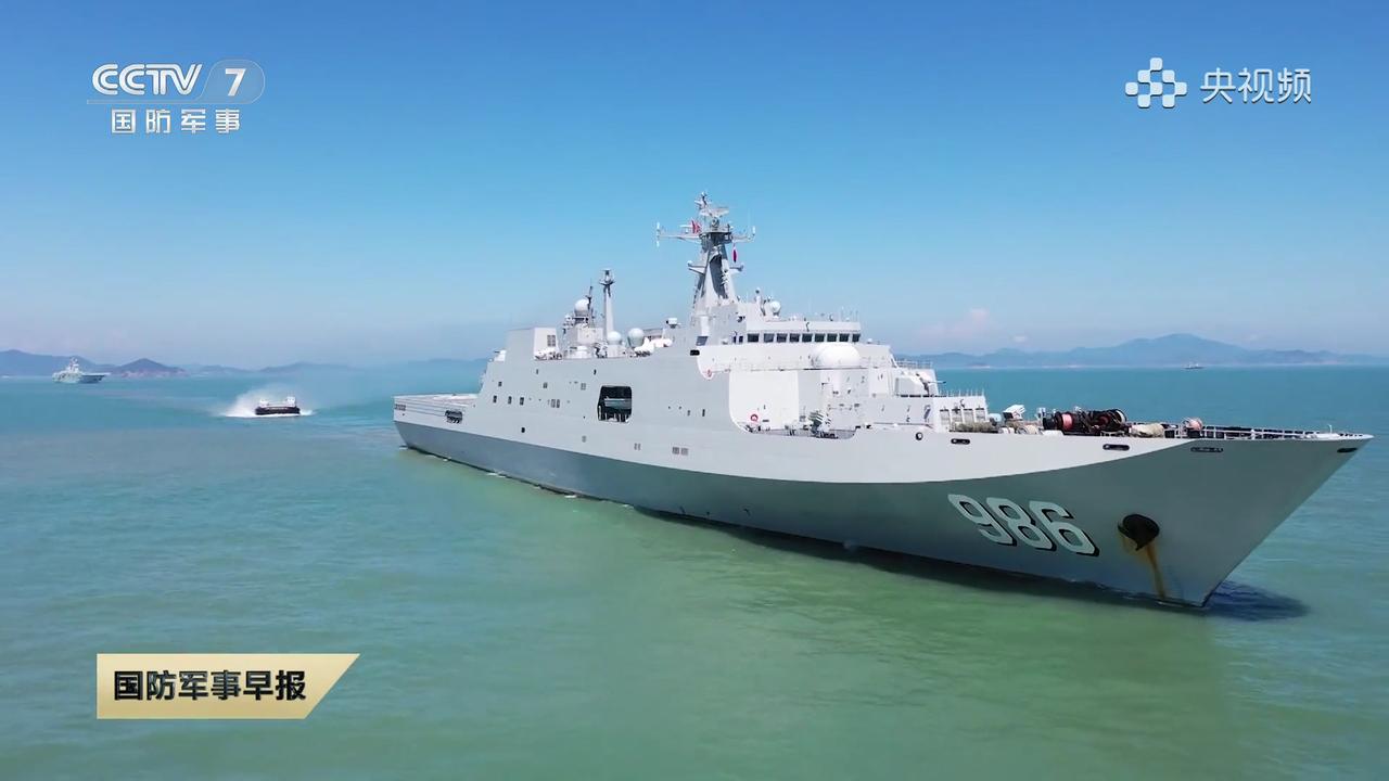 986“四明山”舰的“燎原-1”激光武器正式亮相，安装在主炮后方的副炮位上，多了