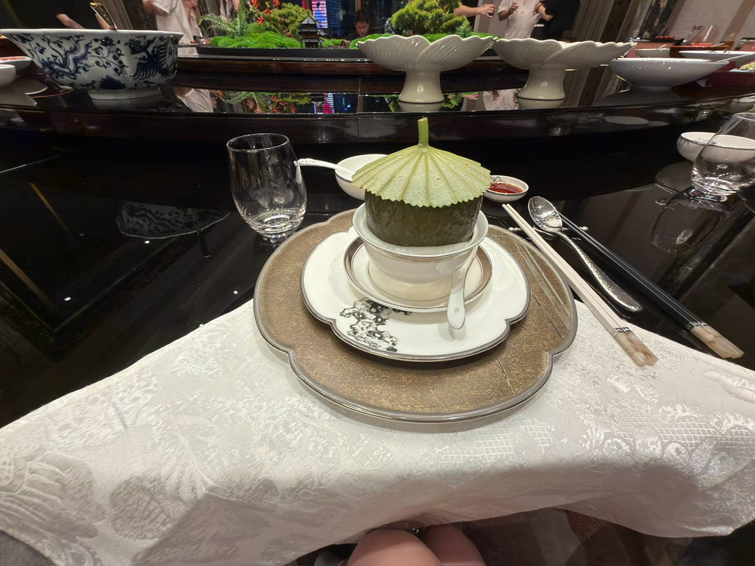 你再社牛你敢在一个人都不认识的商务局里气定神闲的坐着吃饭吗。 上海·上海外滩瑞吉