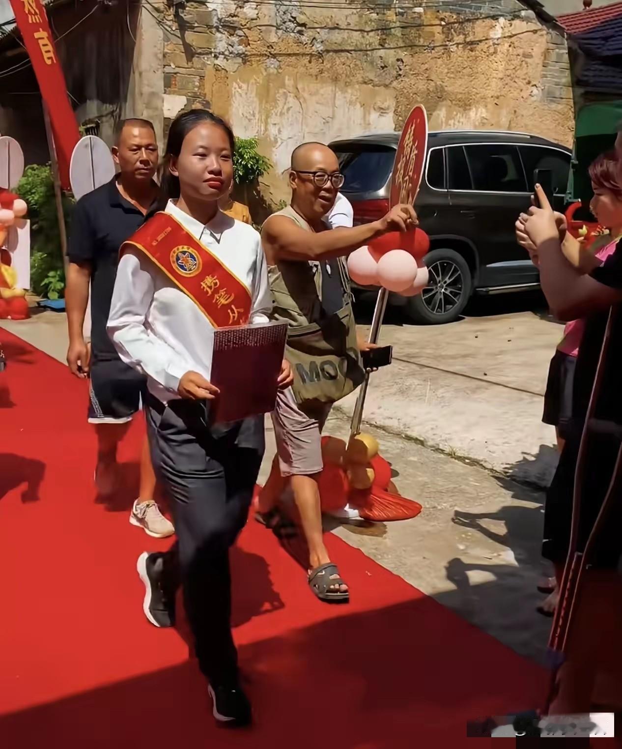 广西柳州铁一中学女生胡馨蕊，高考672分（裸分可上多数985），放弃名校光环，选