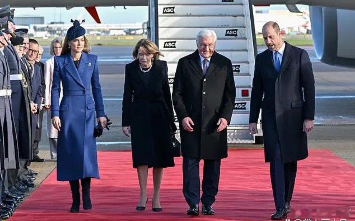 当地时间12月3日，威廉王子和凯特王妃代表查尔斯三世，前往希思罗机场，迎接到访的