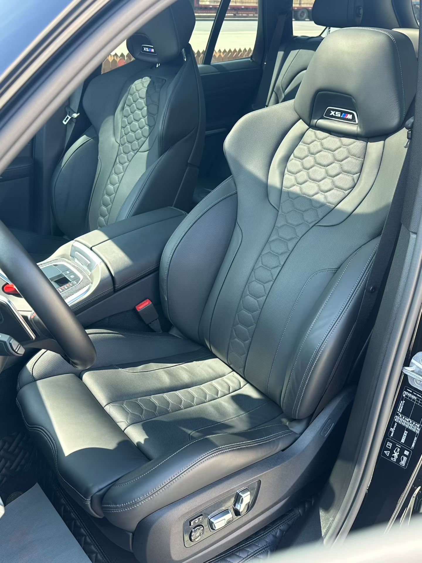 21年宝马X5M一手原漆 2.6万公里内外零瑕疵，全车车衣选配轮毂，碳纤维内饰，