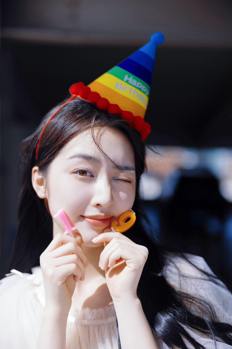 邓恩熙21岁四部上星女主剧 古偶有《长乐曲》《花开锦绣》，悬疑有《方圆八百米》，