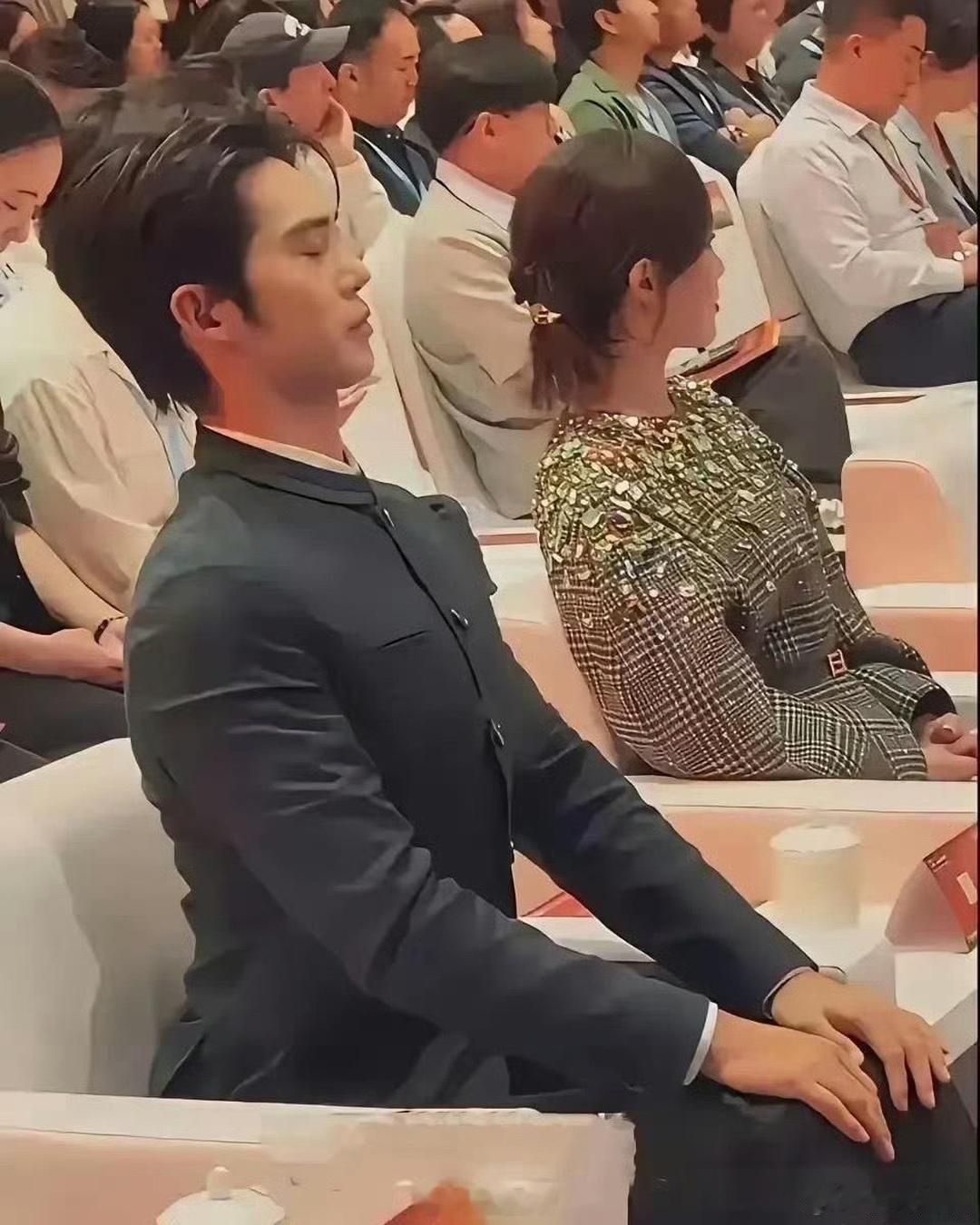 不怪旁边的小姐姐一脸尴尬，换我也是一样。 