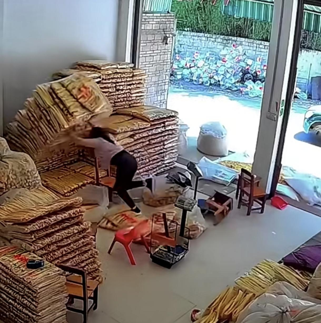 生活的不容易呀
我觉得她扶的不是腐竹
而是她的生活，女子飞身守护即将倒下的腐竹被