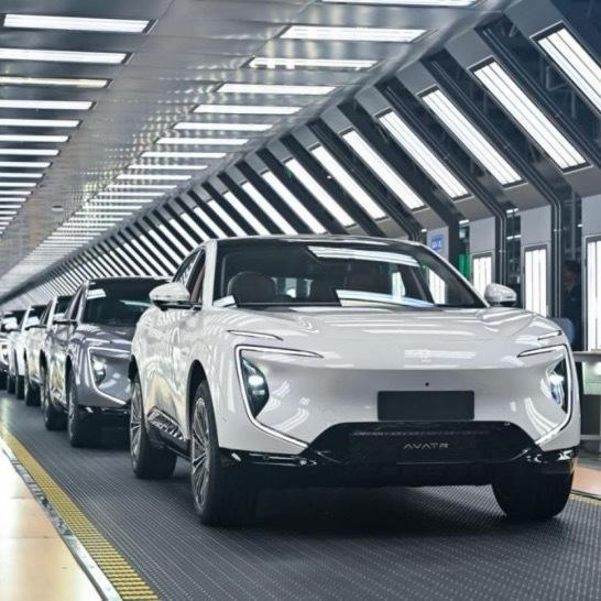 阿维塔在重庆开启了“2025阿维塔品牌热爱季”主题活动，现场阿维塔07全球代言人