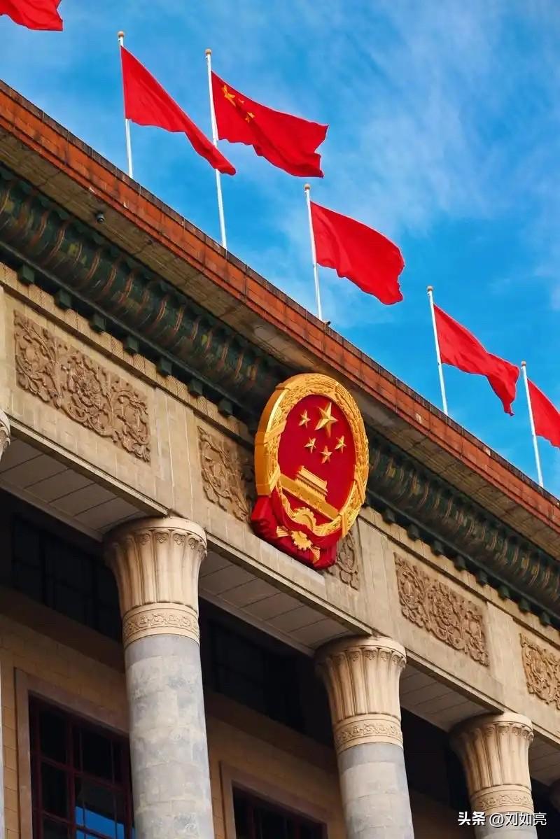 前三十年与改革开放后的四十年，本就是一脉相承、无法割裂的有机整体。
前三十年筑牢