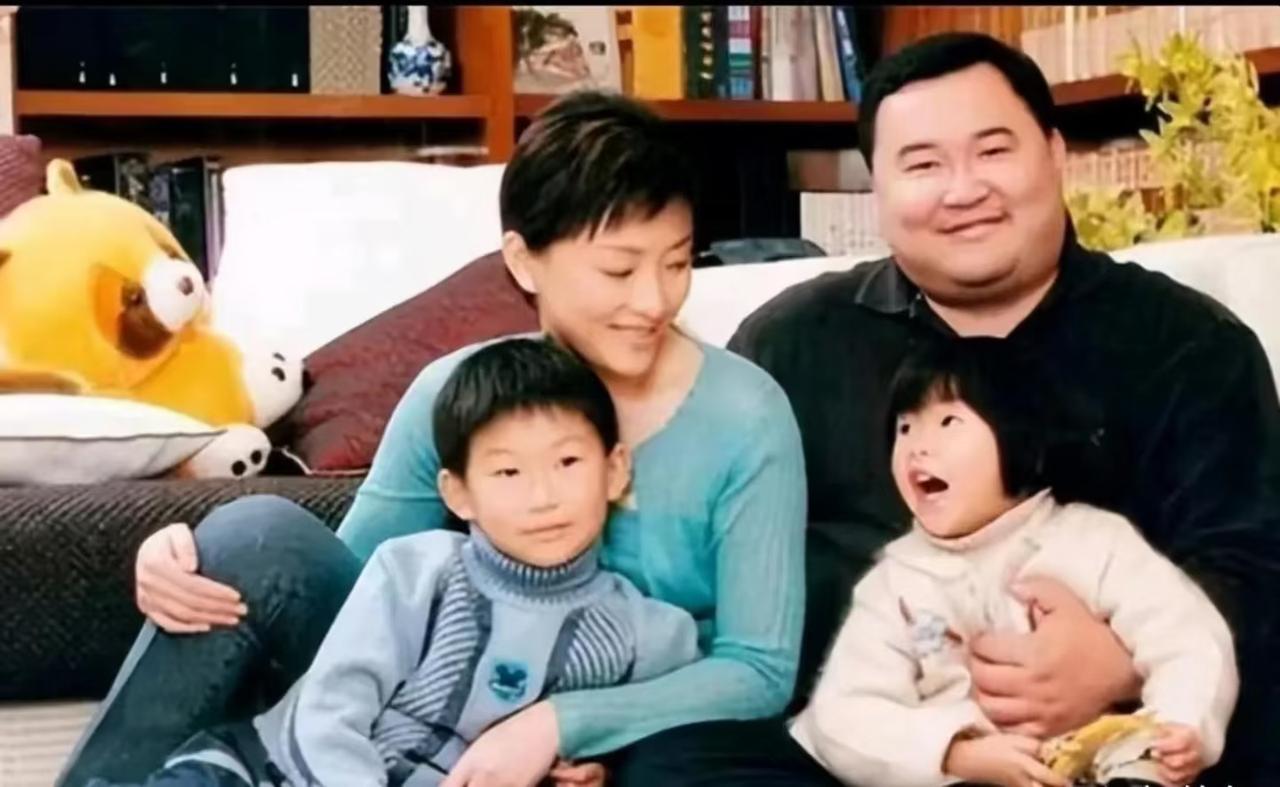 杨澜的老公和一儿一女

老公，吴征，60岁，地道的上海人，是阳光七星娱乐媒体集团