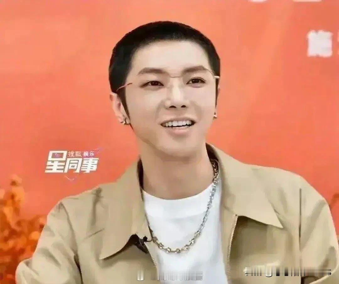 华晨宇嘛，无论是长发还是短发，真的都不太好看。不过这也不重要啦，重要的是他的音乐
