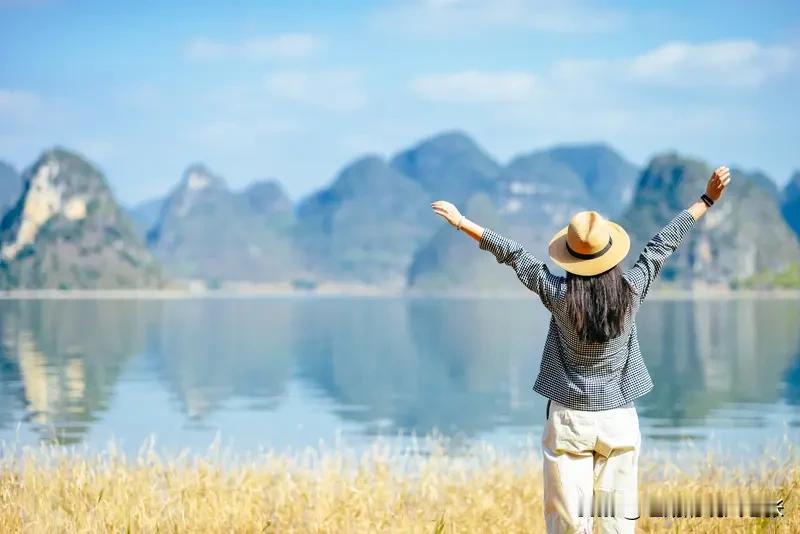 “女人爱潇洒，男人爱漂亮”，这句歌词道尽了爱情里的现实。
人们起初易被对方外表吸