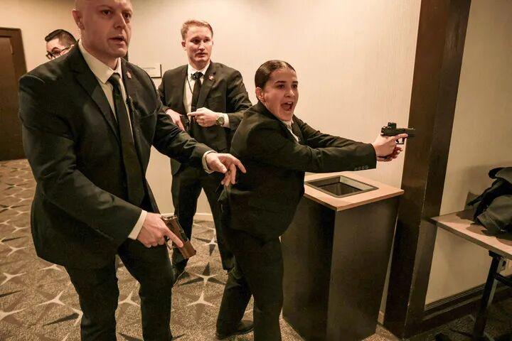 可怕的“独狼行动”。而这个“独狼”的背景令人吃惊——似乎没有任何可疑背景。这涉及