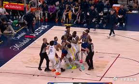 掘金勇士冲突NBA篮球 北京时间 3 月 30 日，勇士客场对阵掘金的比赛第二节