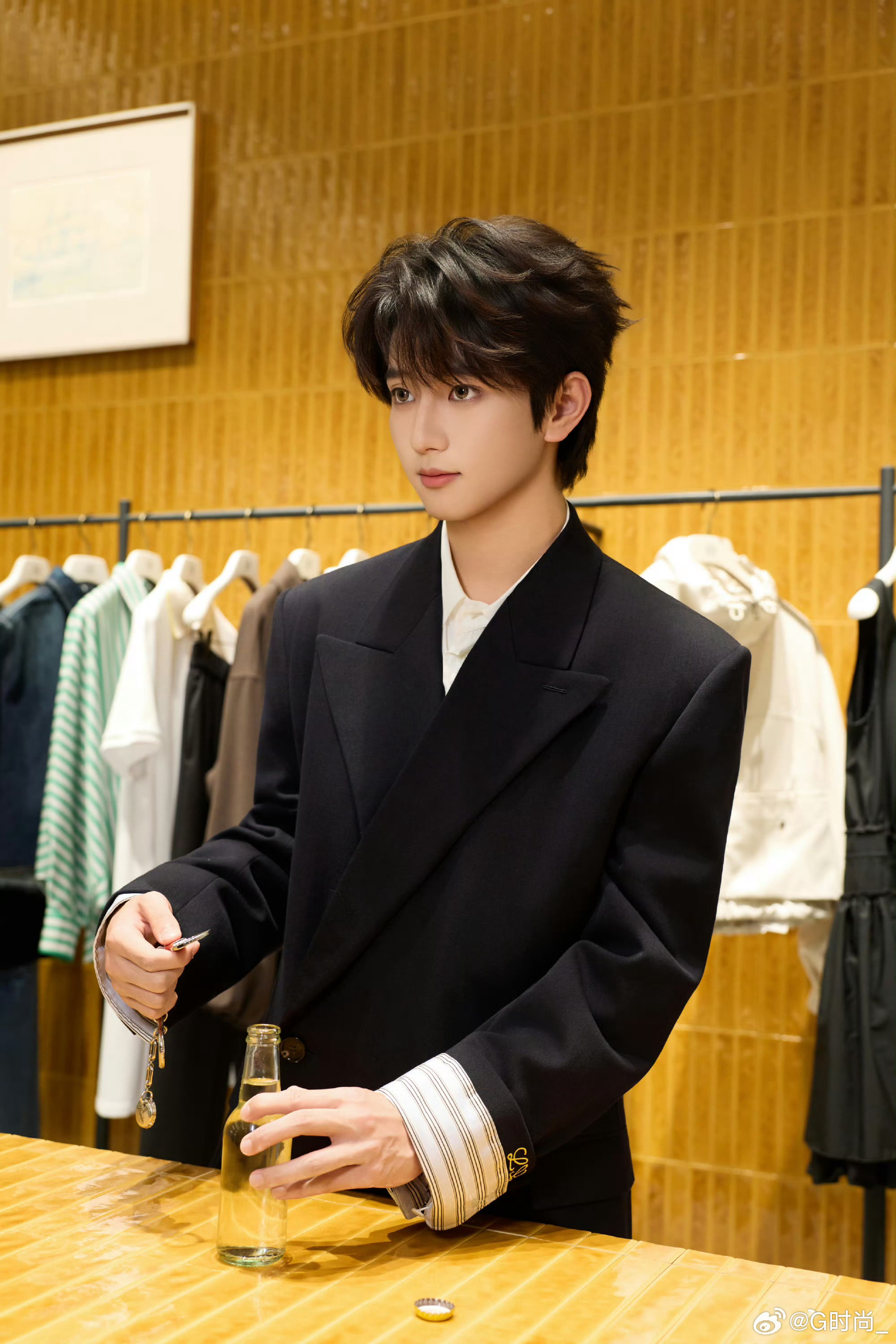 穆祉丞一身LOEWE造型出席品牌线下探店活动，利落穿搭尽显清爽少年感，镜头氛围感