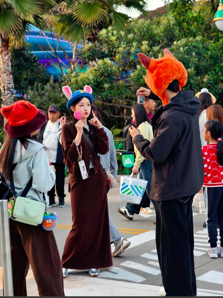 曾辉亲韩雨彤的脸曾辉和韩雨彤在迪士尼被拍到埋头亲吻的画面也太甜了吧，真情侣就是最