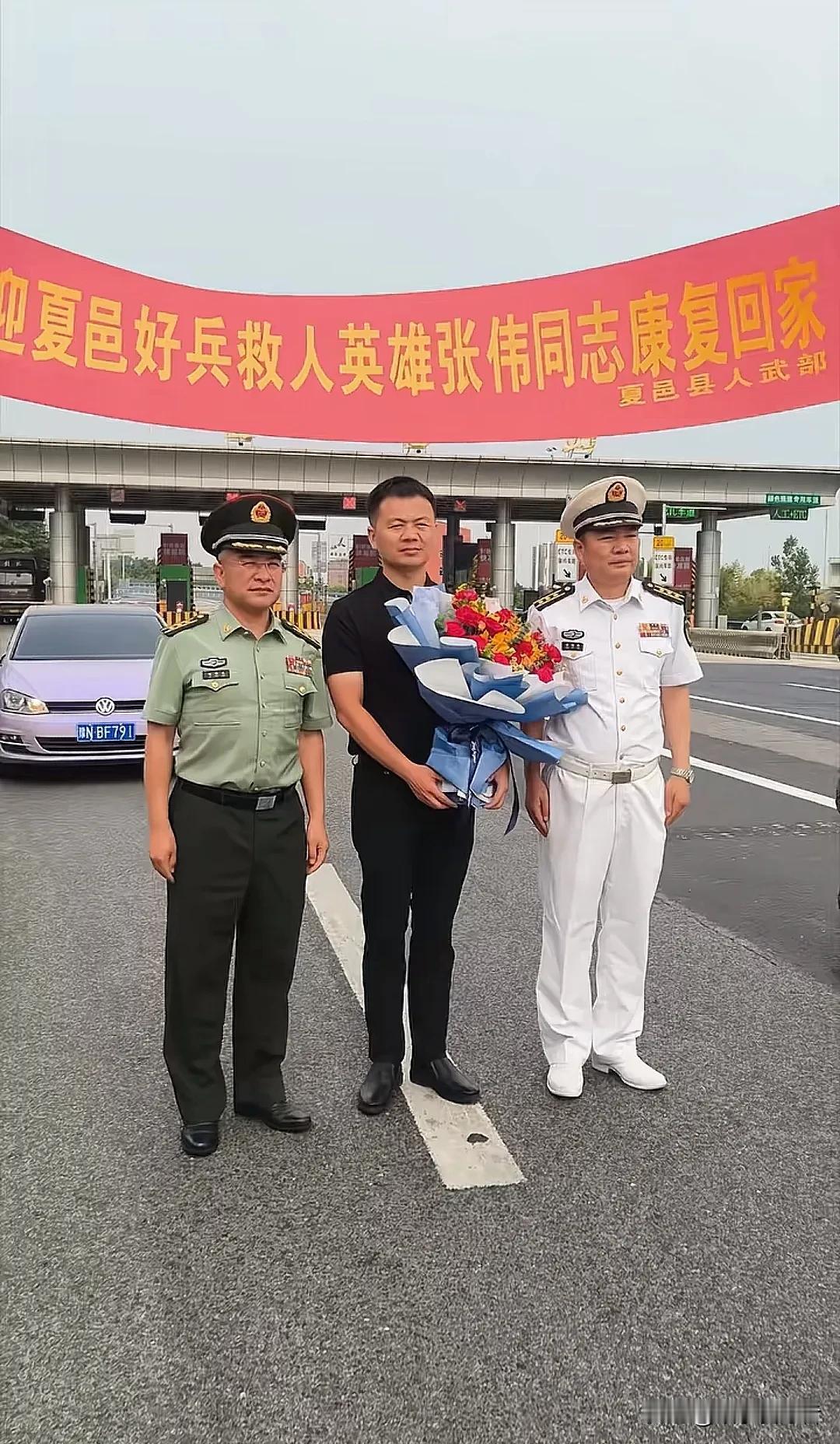 看到张伟母亲的哭诉，我的眼眶瞬间湿润了。当他救完第四个人时，体力早已严重透支，母